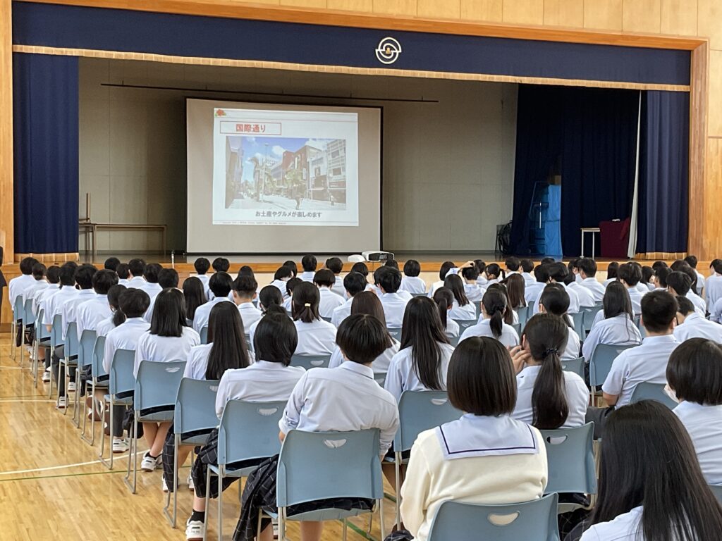 修学旅行に向けて2年生が学年集会を行いました。